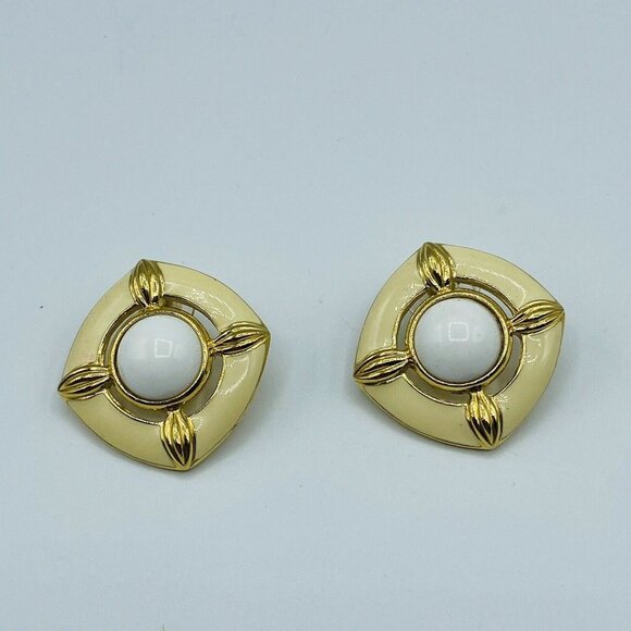 Vintage TRIFARI Earrings Gold Tone Enamel Faux Pearl Round Studs Signed Retro - Picture 1 of 4